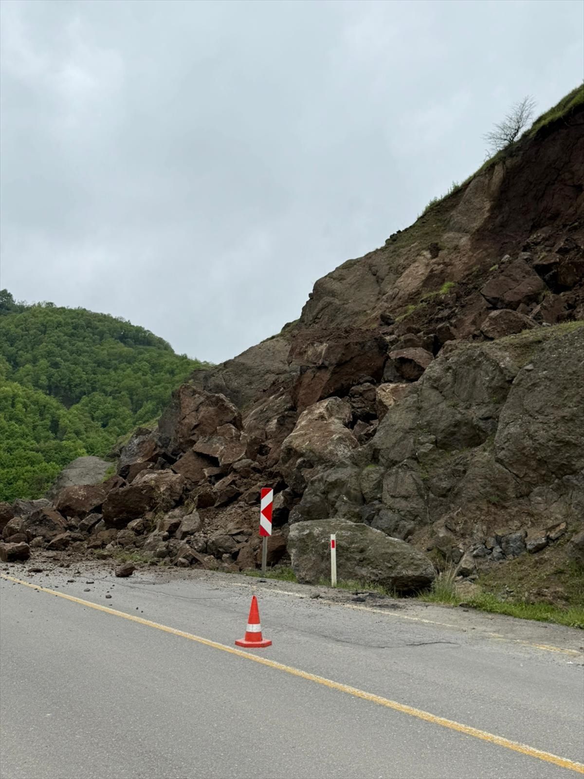 Samsun-Asarcık yolunda heyelan: Ulaşım kontrollü