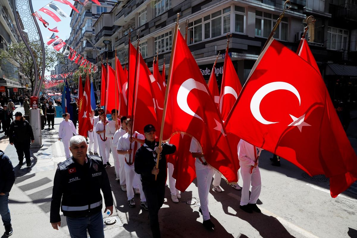 Samsun'da '2. Türk Dünyası Çocuk Festivali' yürüyüş ve dans gösterileriyle başladı