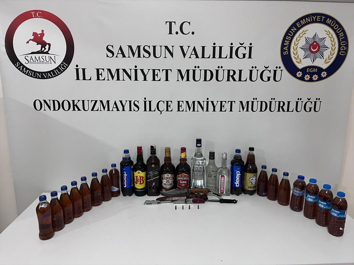 Samsun'da alkollü sürücünün aracından bıçak, fişek ve alkol çıktı