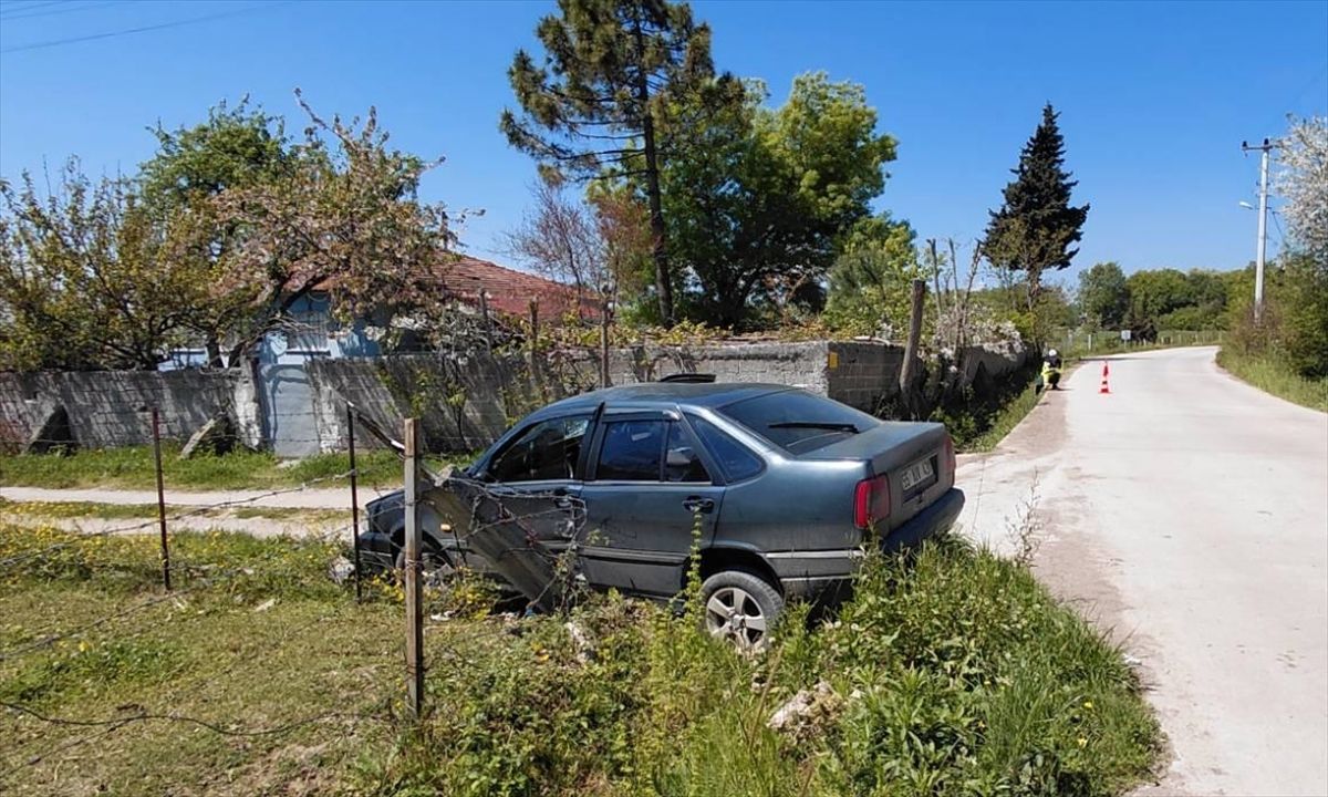 Samsun'da beton direğe çarpan otomobildeki 2 kişi yaralandı