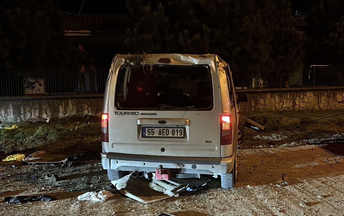 Samsun'da devrilen hafif ticari araçtaki 4 kişi yaralandı