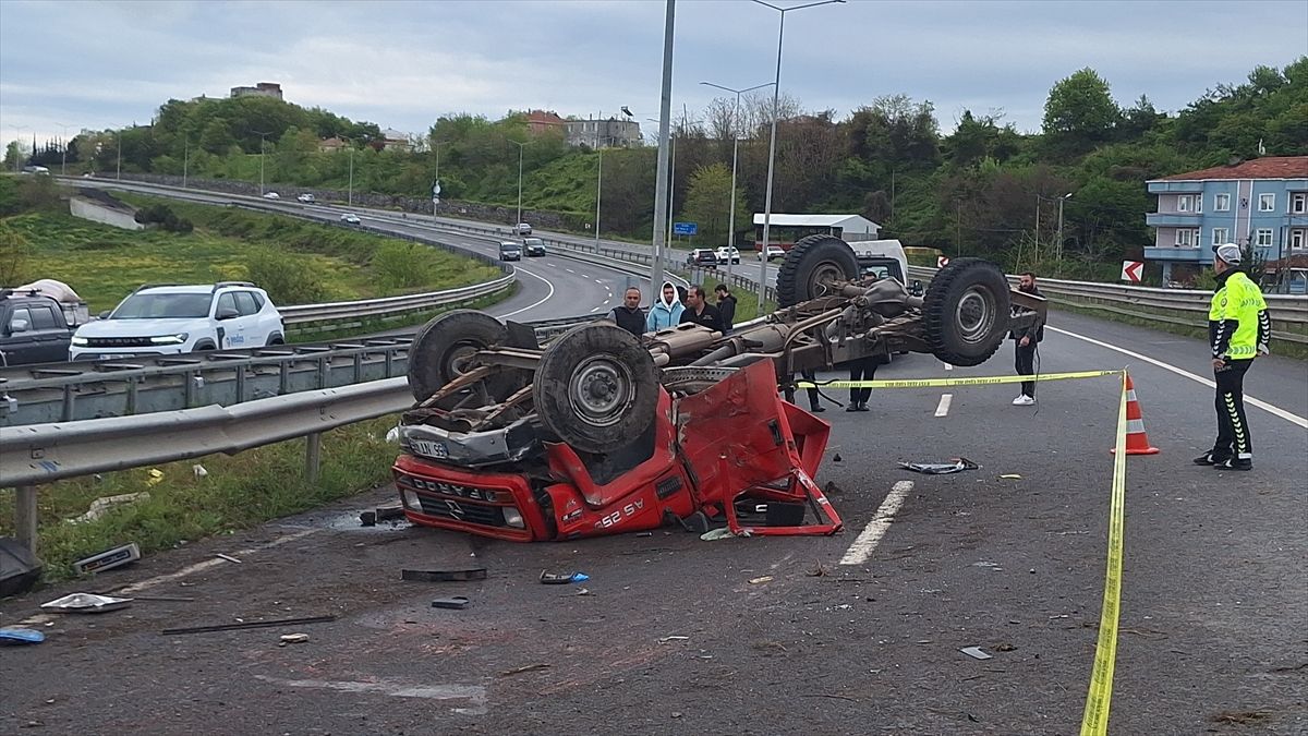 Samsun'da devrilen kamyonetin sürücüsü hayatını kaybetti