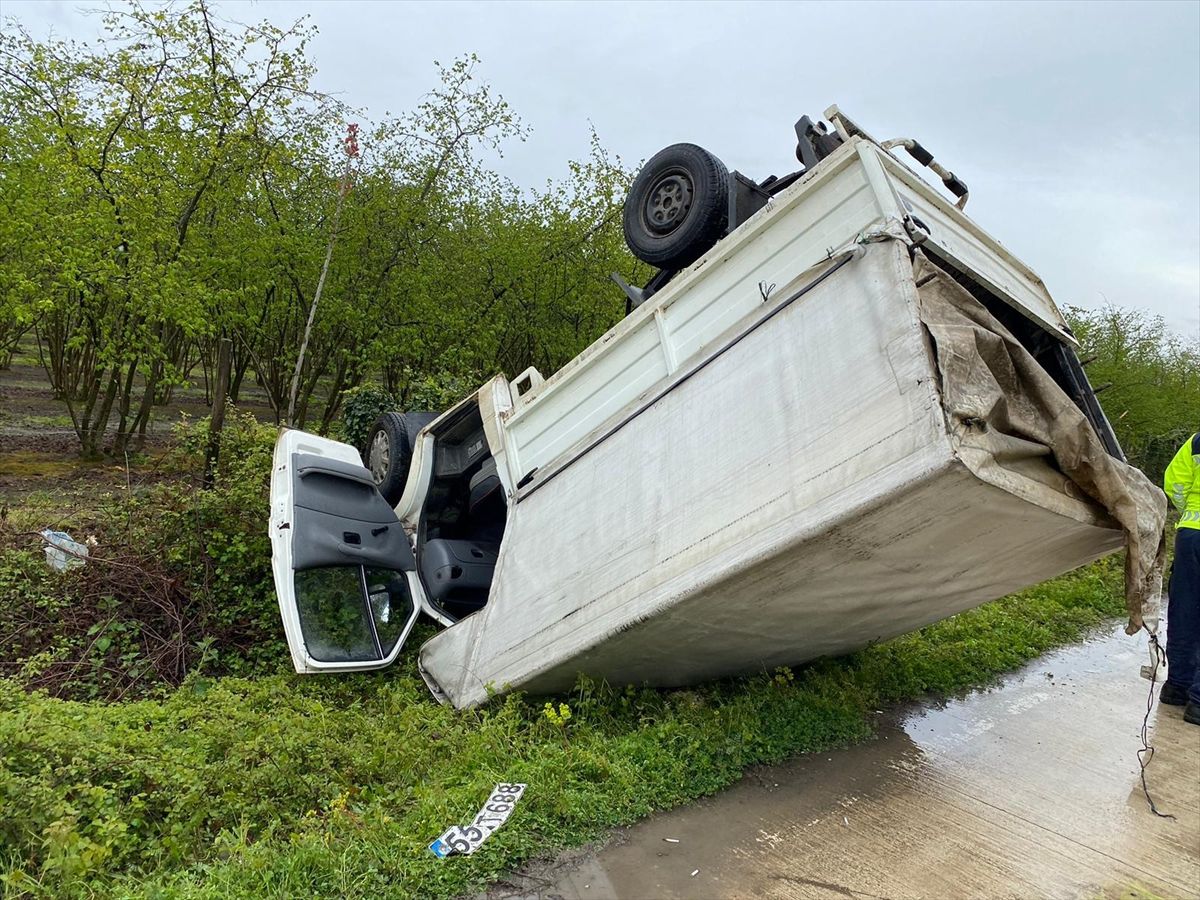 Samsun'da devrilen kamyonetin sürücüsü yaralandı