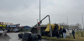 Samsun'da devrilen tırın sürücüsü yaralandı