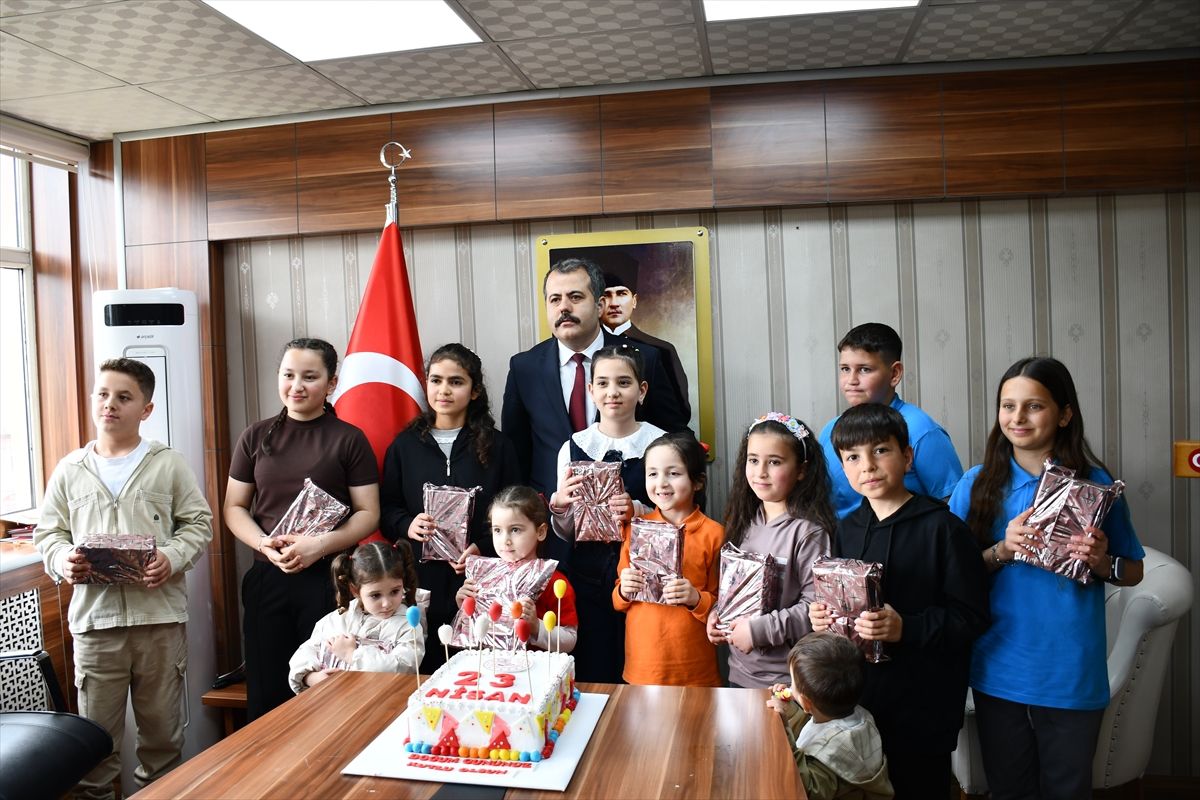 Samsun'da doğum günü "23 Nisan" olan çocuklara kutlama sürprizi yapıldı