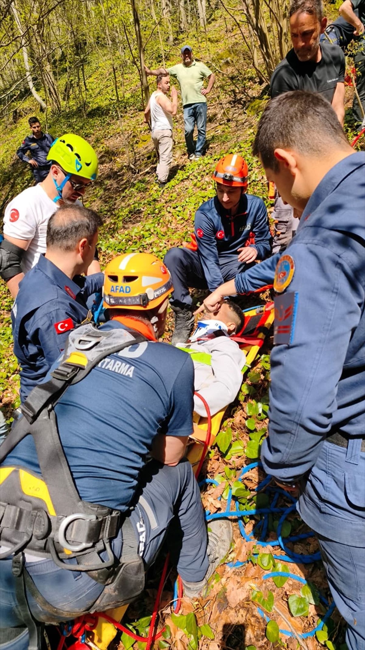 Samsun'da kayalık alana düşen vatandaş AFAD'ın ipli istasyon sistemiyle kurtarıldı