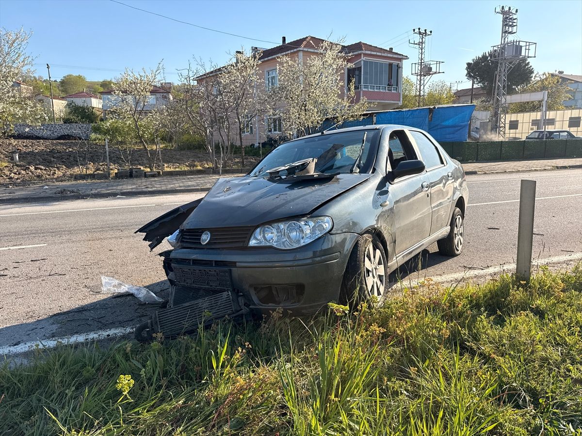 Samsun'da refüje çarpan otomobildeki 2 kişi yaralandı