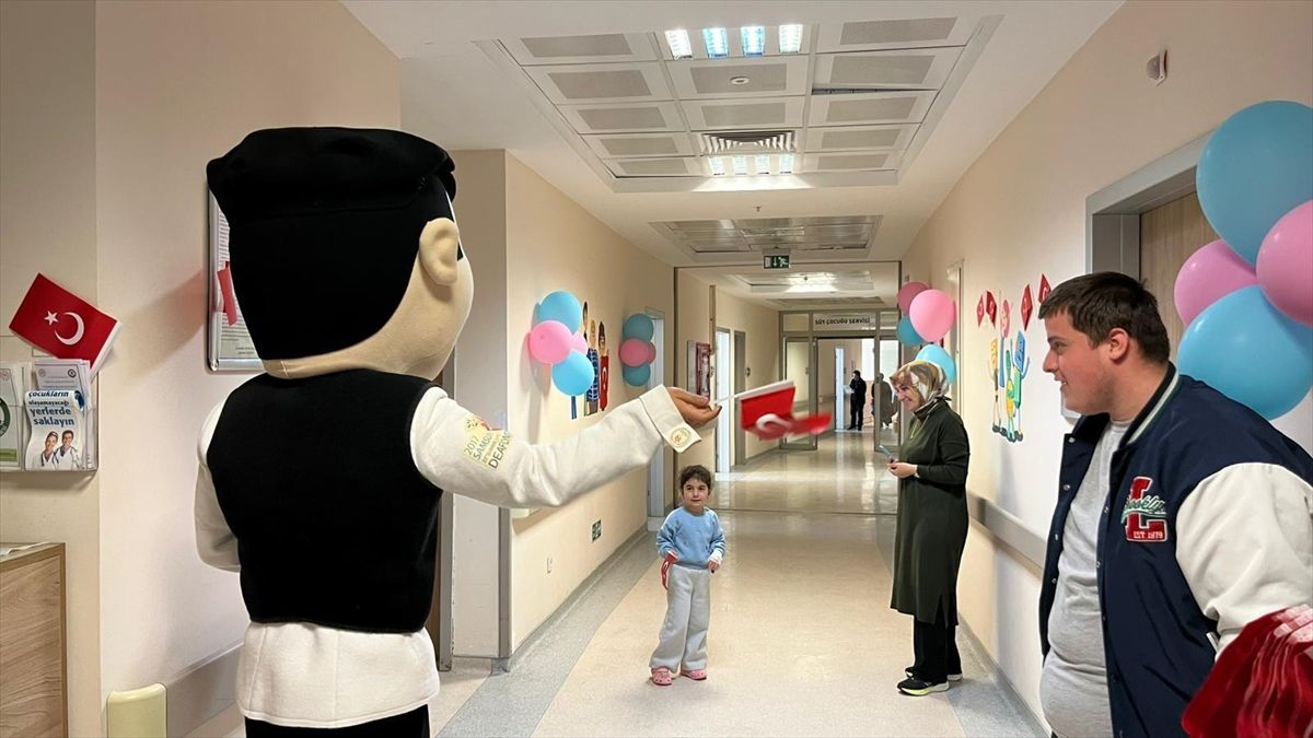 Samsun'da üniversite öğrencileri hastanede tedavi gören çocukların dünyasını renklendirdi