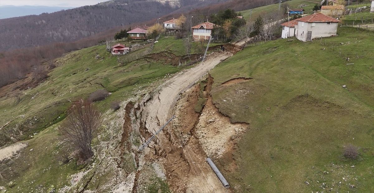 Samsun'da yayla yolunda toprak kayması meydana geldi