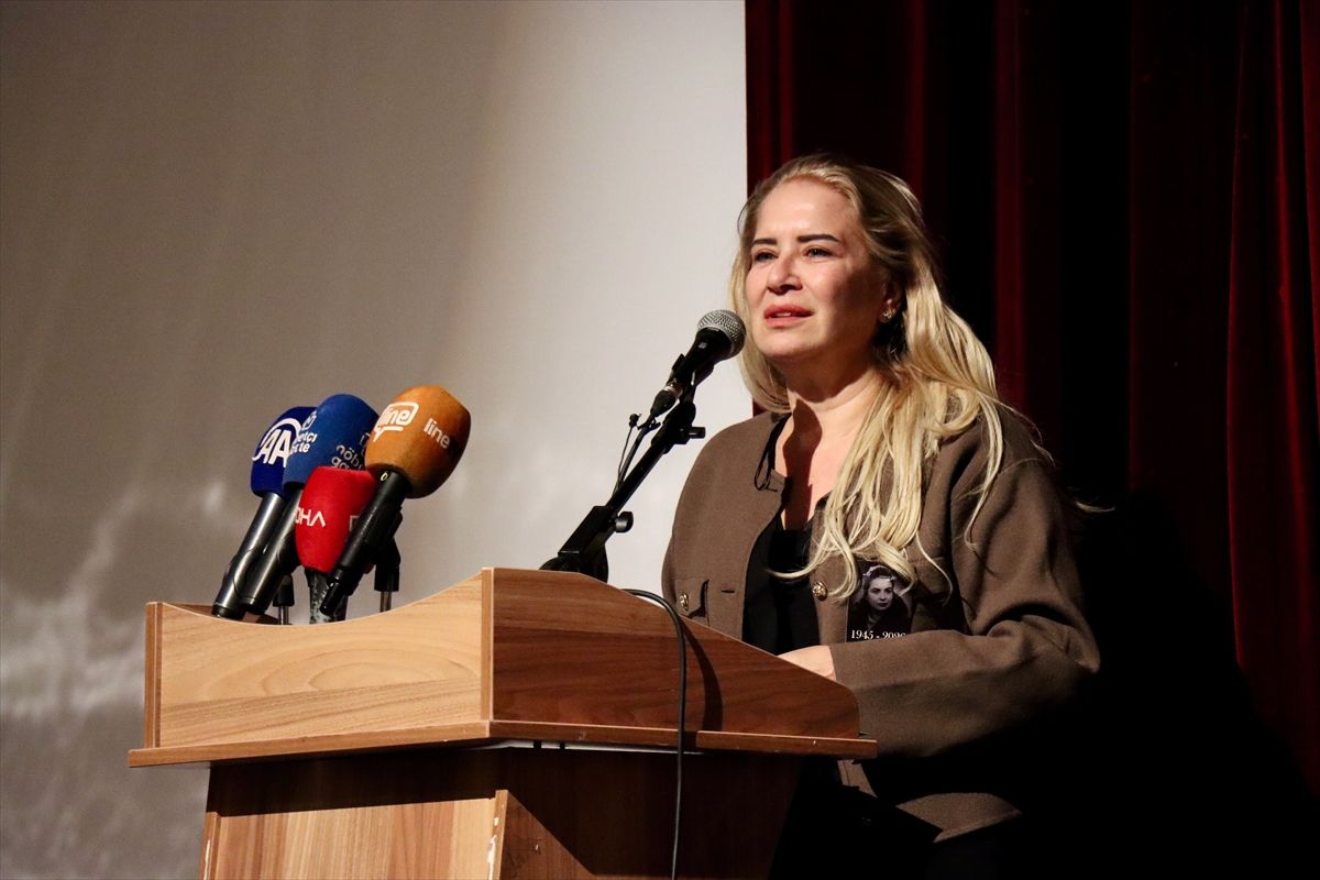 Sanatçı Feyha Çelenk için Bursa Devlet Tiyatrosu'nda tören düzenlendi