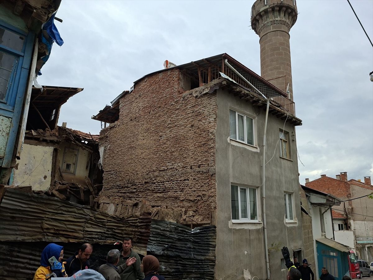 Sandıklı'da bir evde göçük oluştu