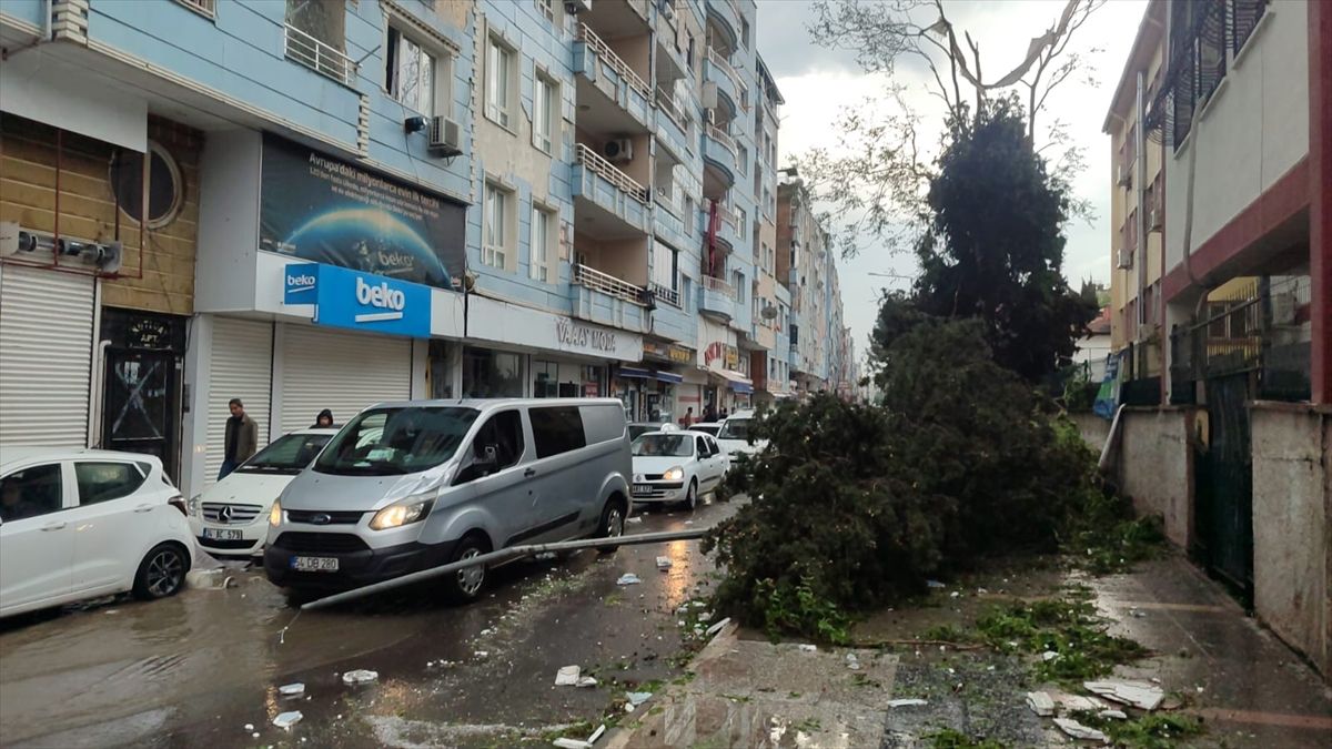 Şanlıurfa'da fırtınada üzerine elektrik direği devrilen otomobildeki 2 kişi yaralandı