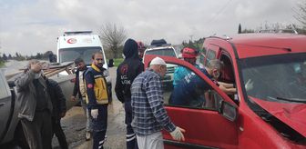 Şanlıurfa'da hafif ticari araçla otomobilin çarpıştığı kazada 3 kişi yaralandı