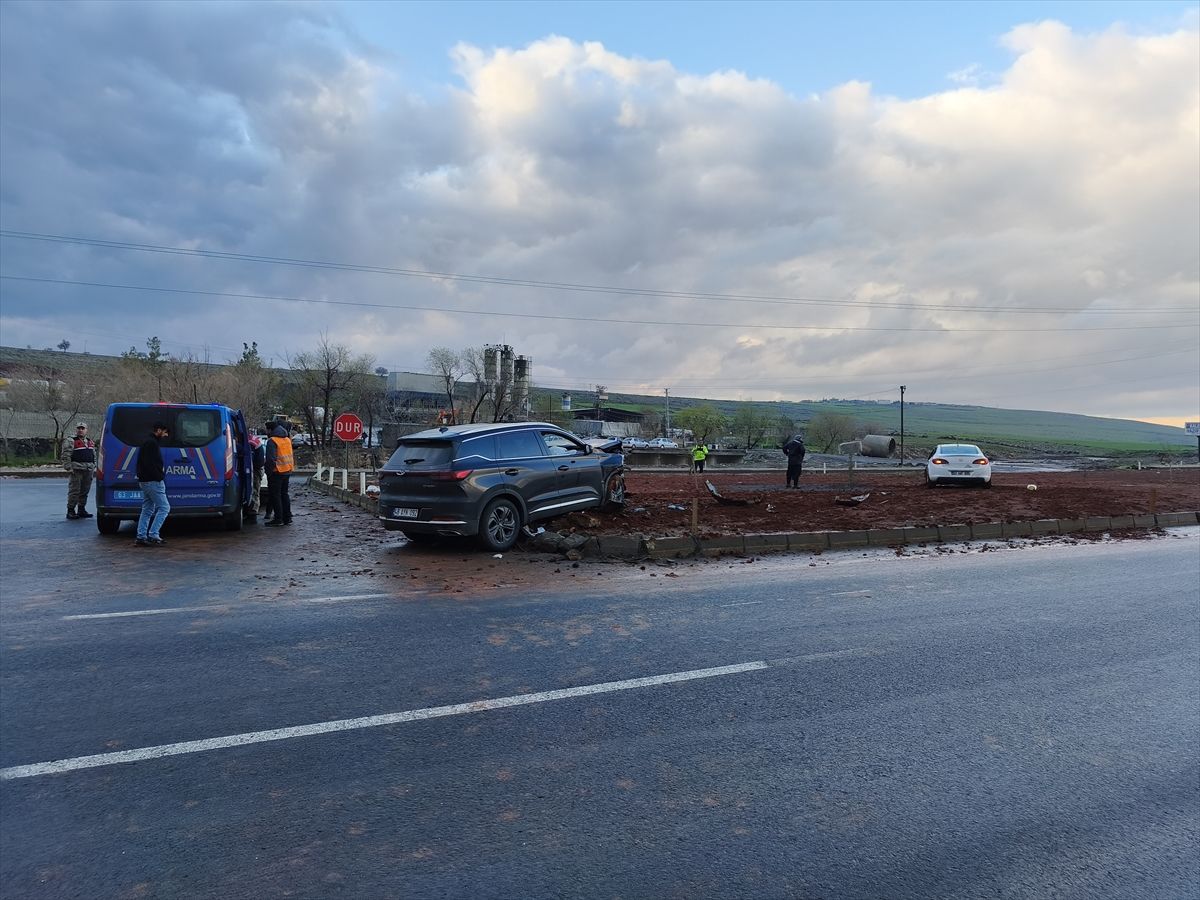 Şanlıurfa'da iki otomobilin çarpıştığı kazada 8 kişi yaralandı
