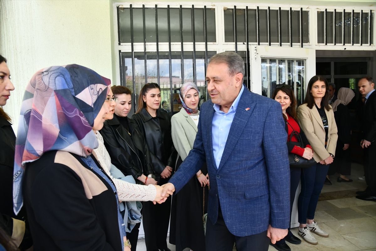 Şanlıurfa Valisi Şıldak, silahlı saldırının gerçekleştiği okulu ziyaret etti