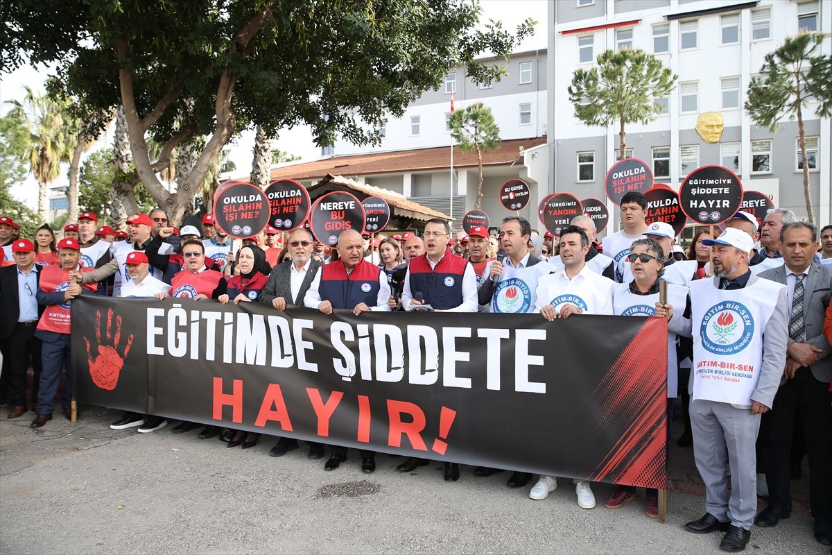 Şanlıurfa ve Kahramanmaraş'taki okul saldırıları Antalya'da protesto edildi