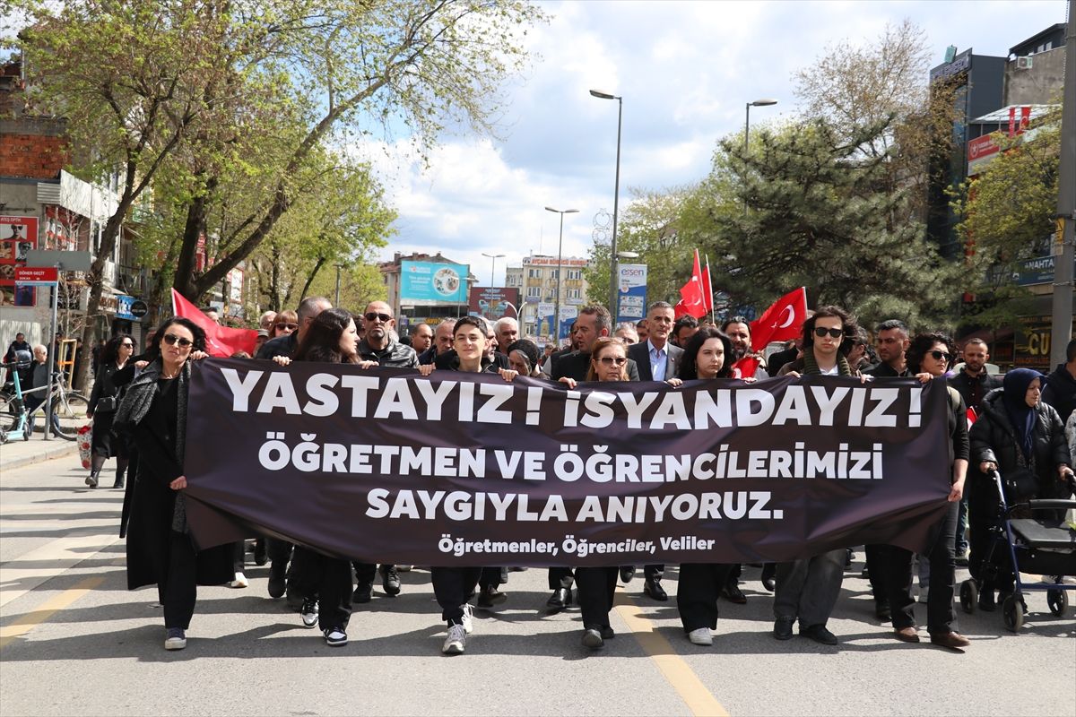 Şanlıurfa ve Kahramanmaraş'taki okul saldırılarına Sakarya'da "sessiz yürüyüş" ile tepki gösterildi