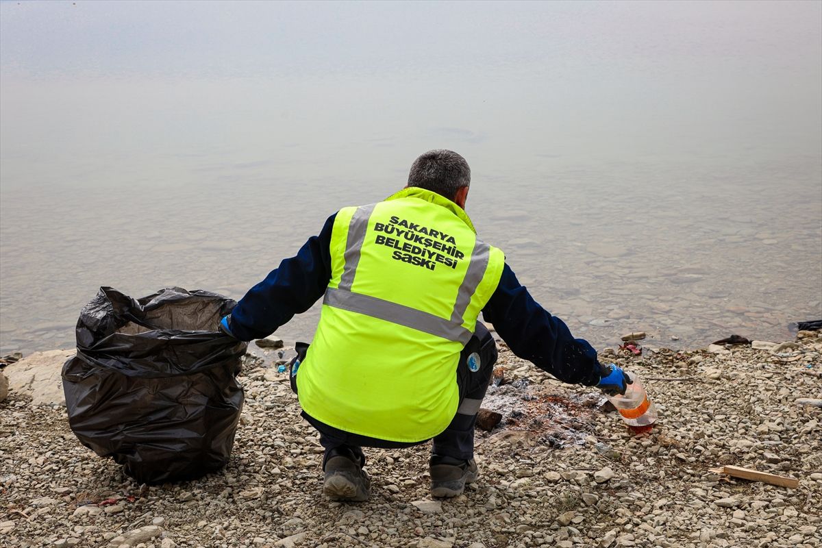 Sapanca Gölü ve çevresinde tahribata neden olabilecek atıklar toplandı