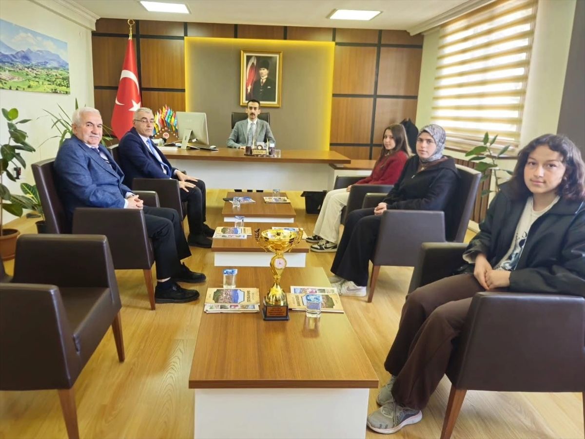 Saraydüzü'nde Kaymakam Ünal, bocce turnuvasında birinci olan öğrencileri ağırladı
