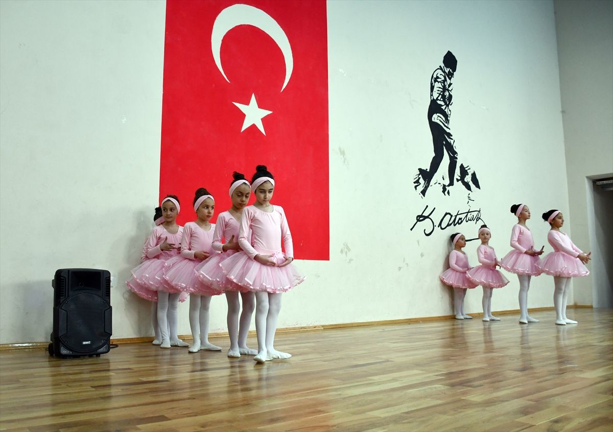 Sarıkamış'ta çocuklara balerin eğitimi veriliyor
