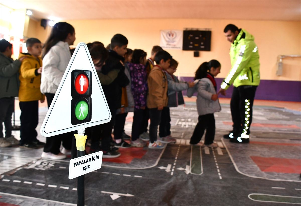 Sarıkamış'ta 'Karayolları Güvenliği ve Trafik Haftası' etkinliği
