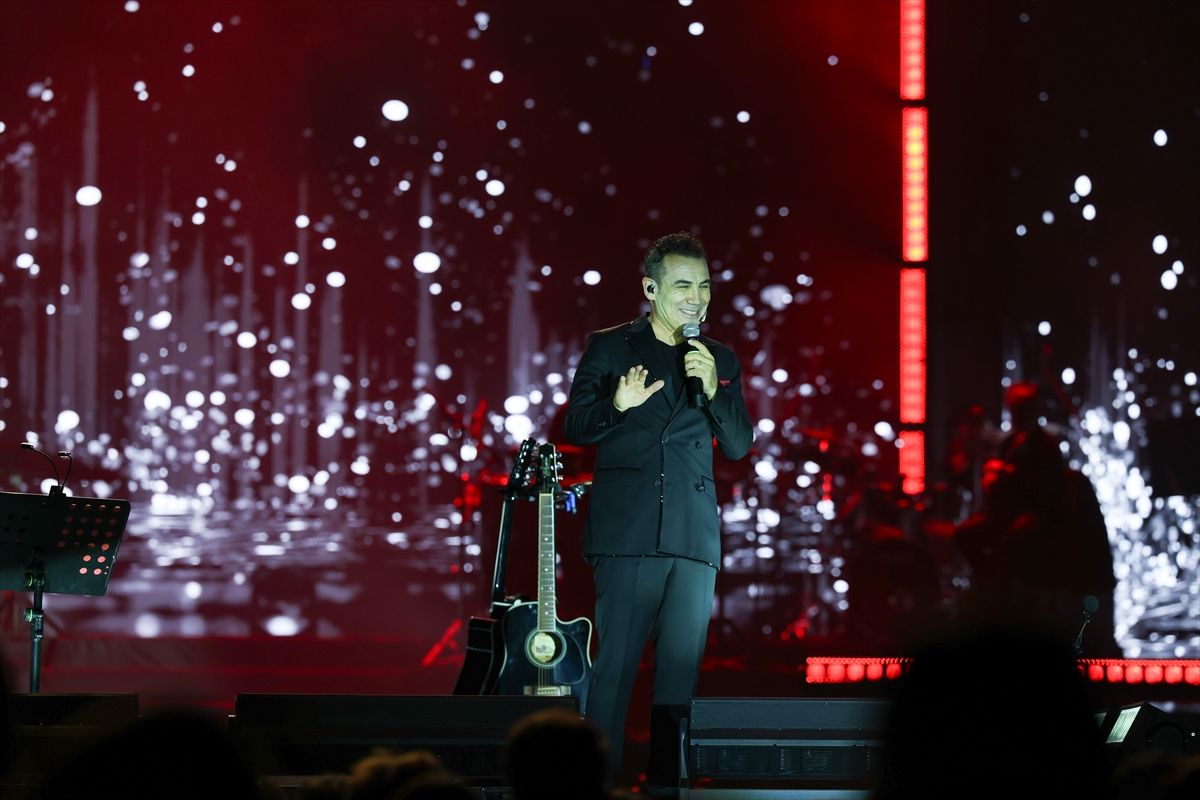 Şarkıcı Ferhat Göçer, Aydın Kültür Yolu Festivali'nde konser verdi