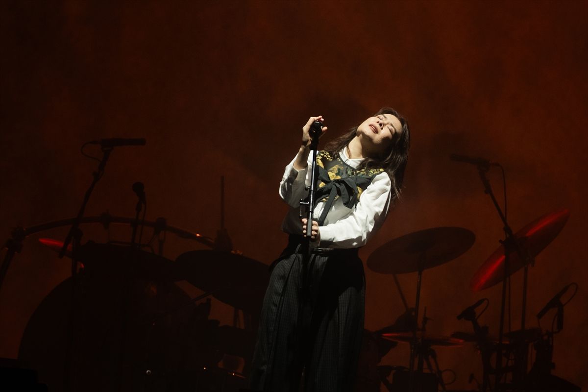 Şarkıcı Mitski İstanbul'da konser verdi