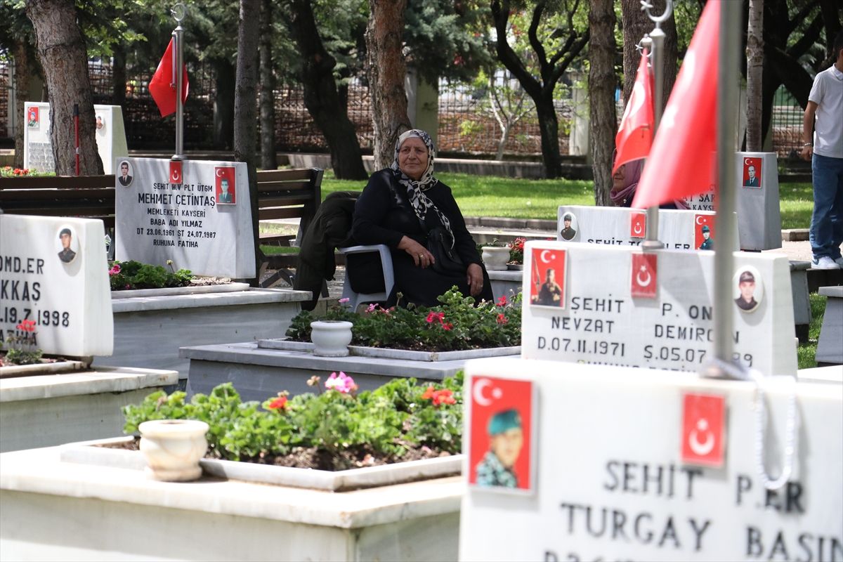 Şehit anneleri, Anneler Günü'nde evlatlarının kabri başında dua etti