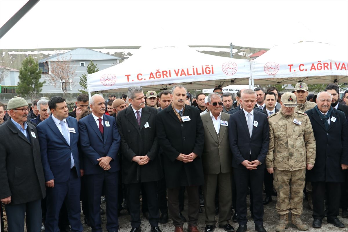 Şehit infaz koruma memuru Yiğit, Ağrı'da mezarı başında anıldı