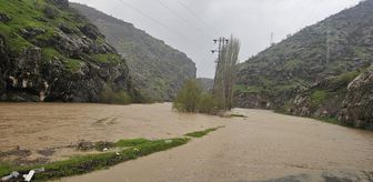 Şemdinli-Derecik kara yolu derenin taşması sonucu kapandı