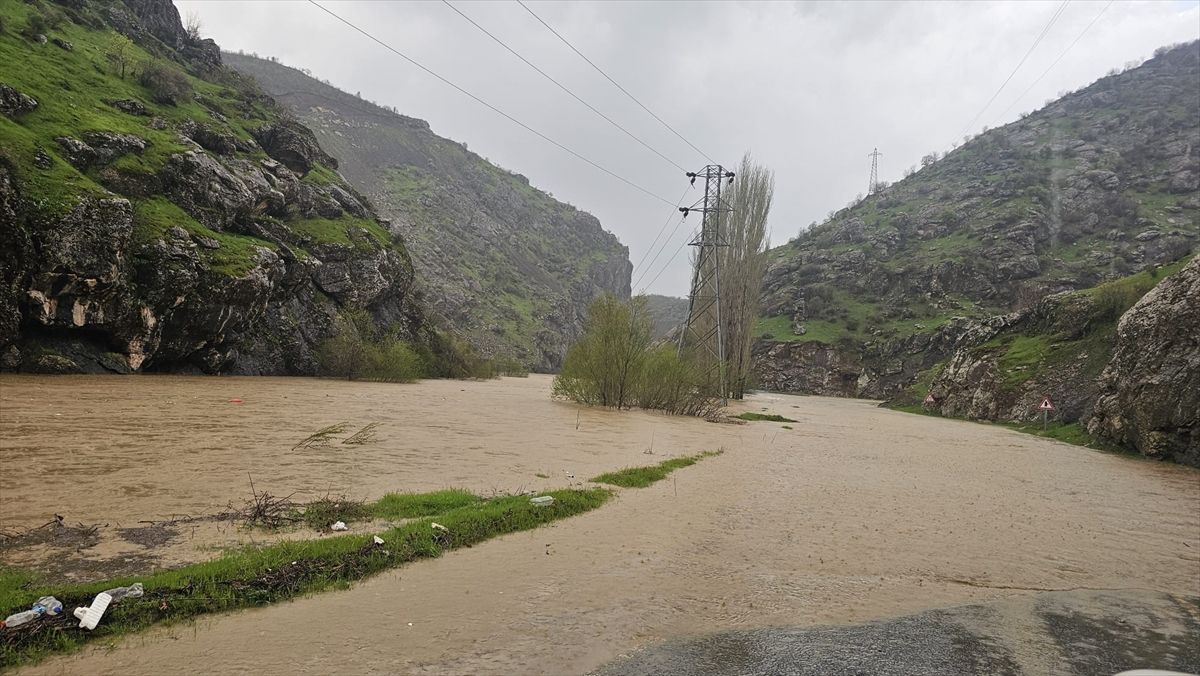 Şemdinli-Derecik kara yolu derenin taşması sonucu kapandı