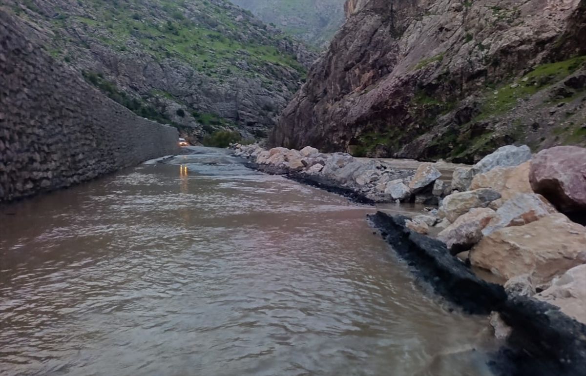 Şemdinli-Derecik kara yolu derenin taşması sonucu ulaşıma kapandı