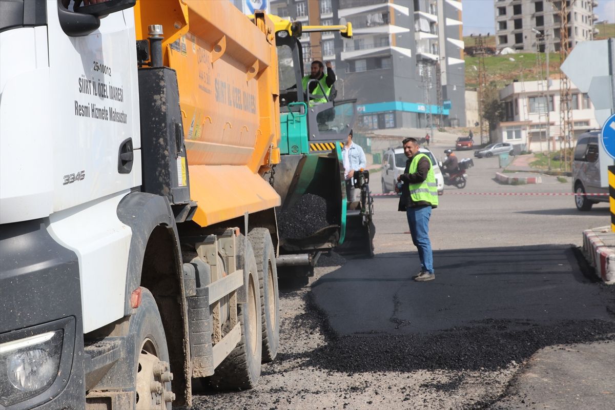 Siirt'te 26 noktada 50 bin ton asfalt ve 25 kilometrelik yol yenileme çalışmaları başlatıldı