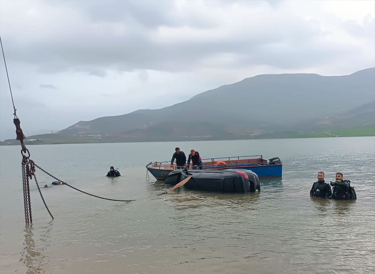 Siirt'te el freni çekilmeyen otomobil Botan Çayı'na düştü