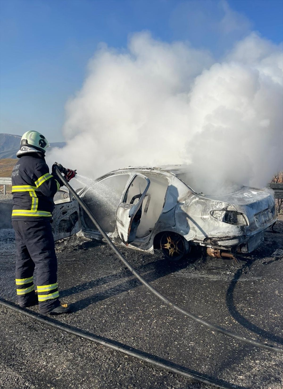 Siirt'te otomobilde çıkan yangın söndürüldü