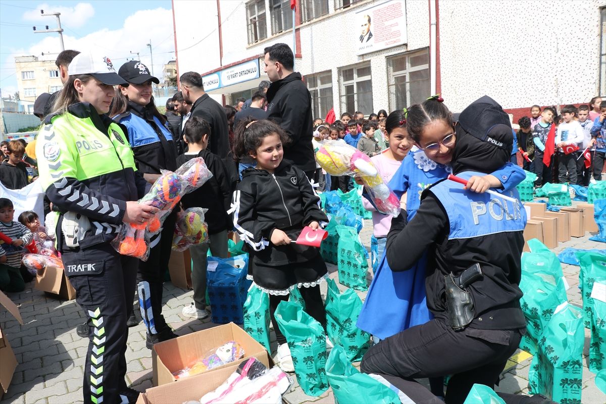Siirt'te polis 350 öğrenciye ayakkabı ve oyuncak dağıttı