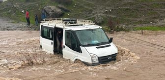 Siirt'te taşan derede mahsur kalan minibüsteki hasta kadın hayatını kaybetti