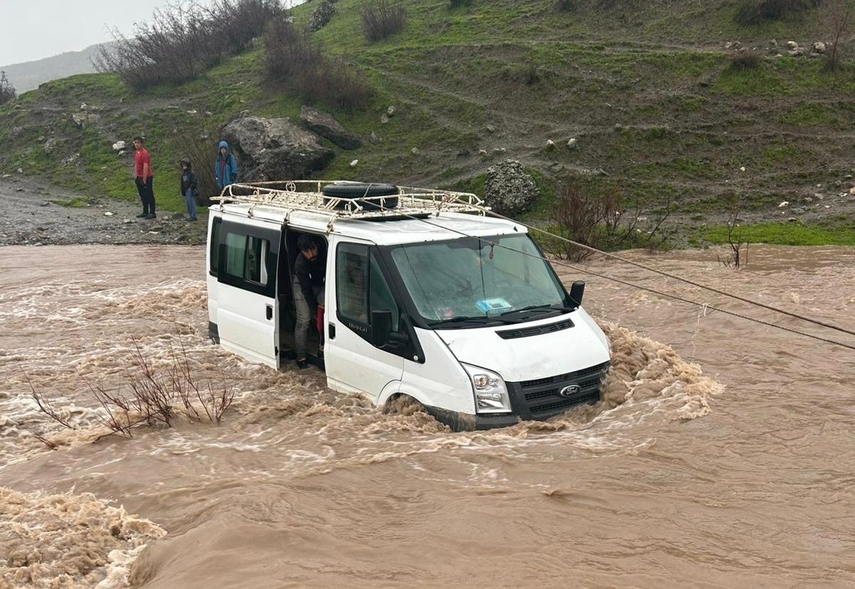 Siirt'te taşan derede mahsur kalan minibüsteki hasta kadın hayatını kaybetti