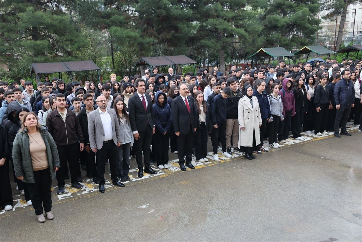 Siirt Valisi Kızılkaya, 14 Eylül Anadolu Lisesi'ndeki bayrak törenine katıldı
