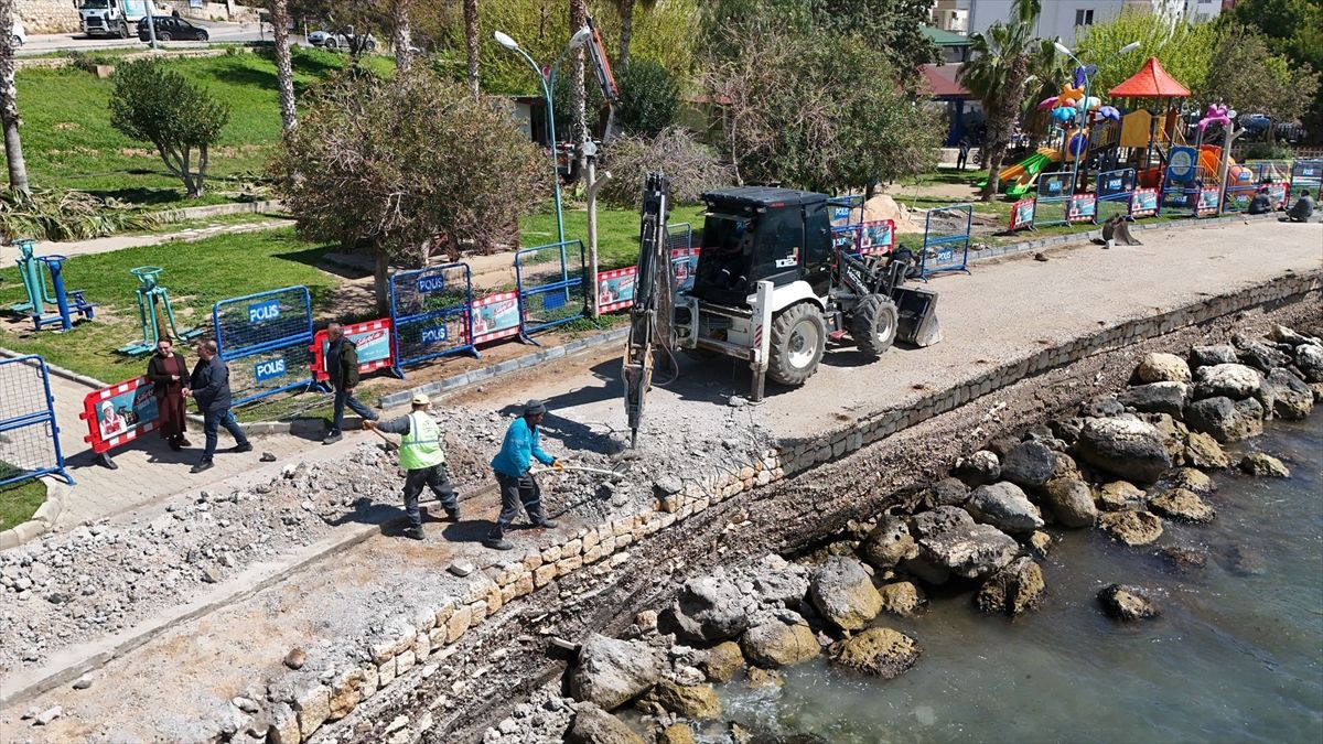 Silifke'de sahil düzenleme çalışmaları sürüyor