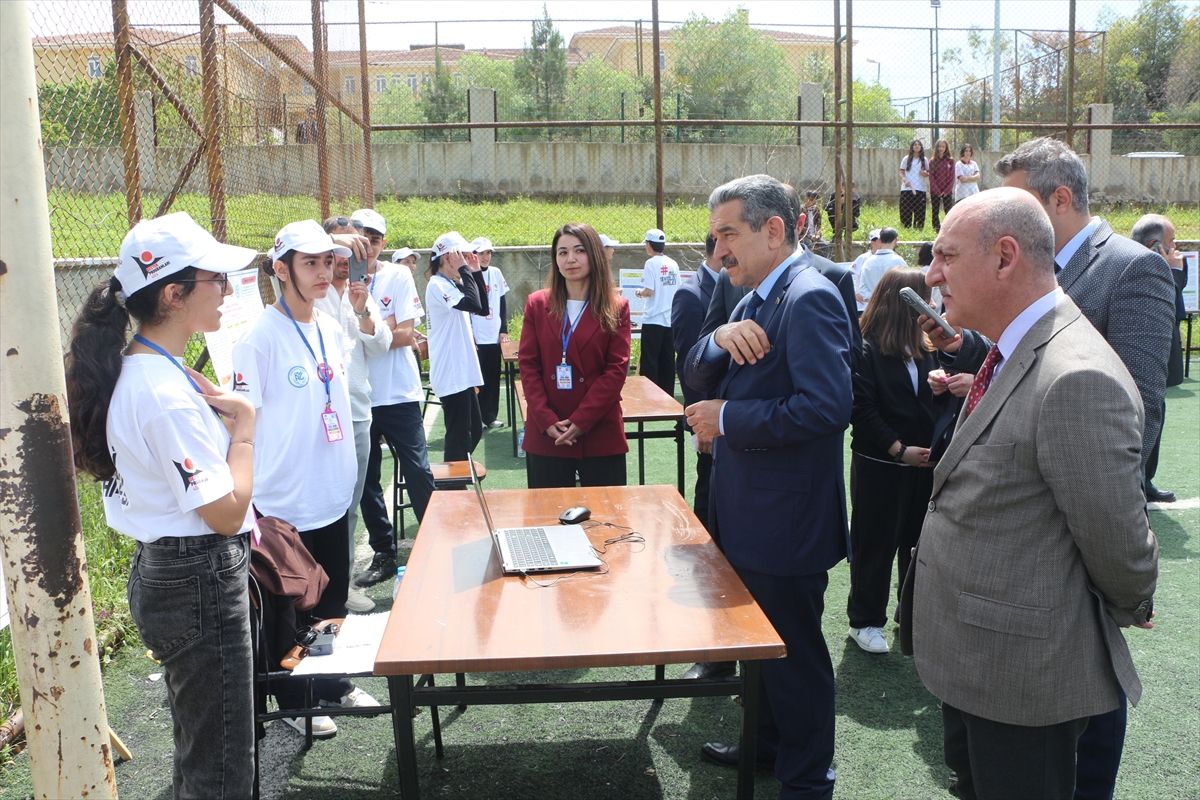 Silopi'de TÜBİTAK 4006 Bilim Fuarı düzenlendi