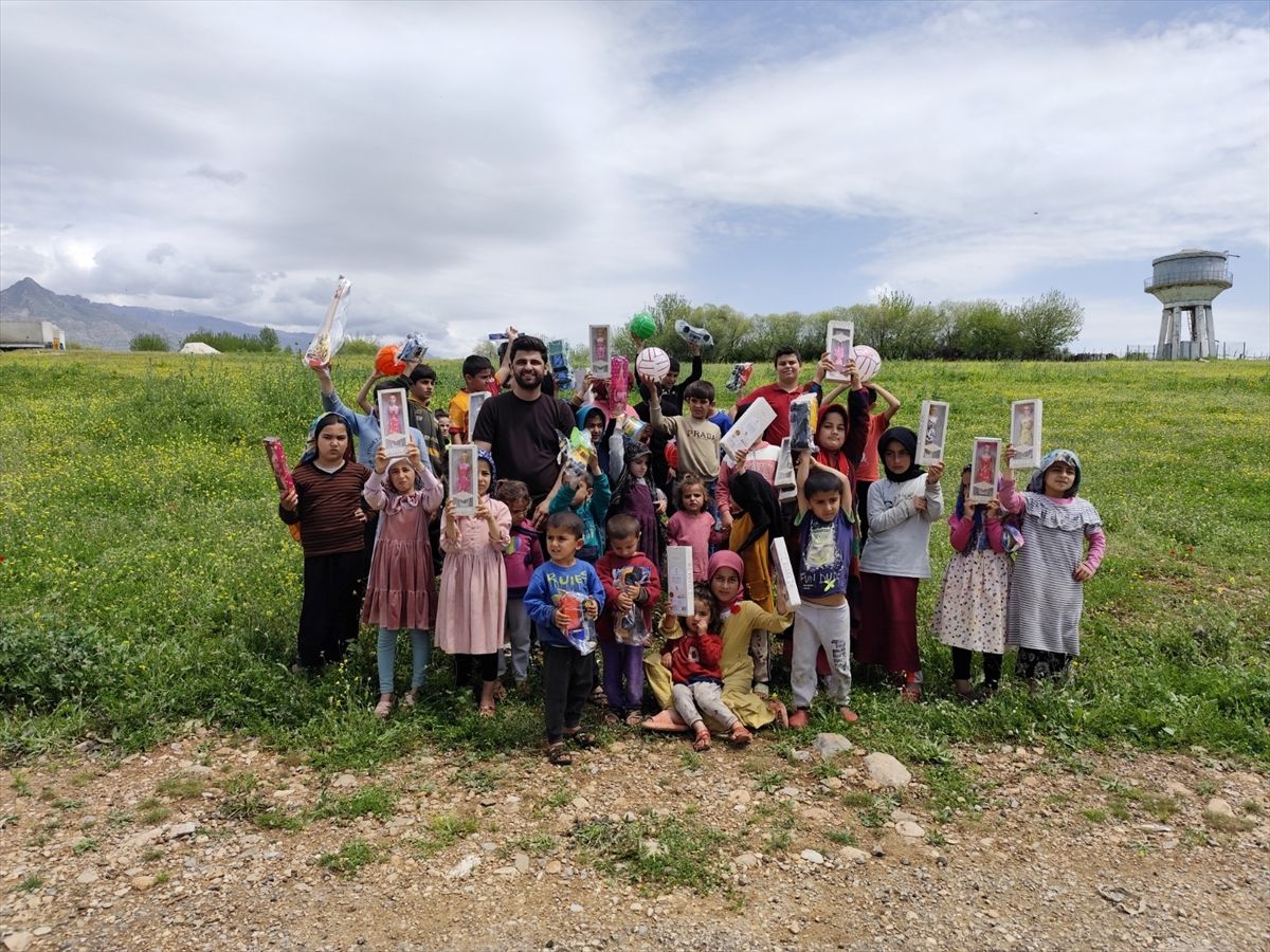 Silopi ve Cizre'de çocuklara oyuncak dağıtıldı