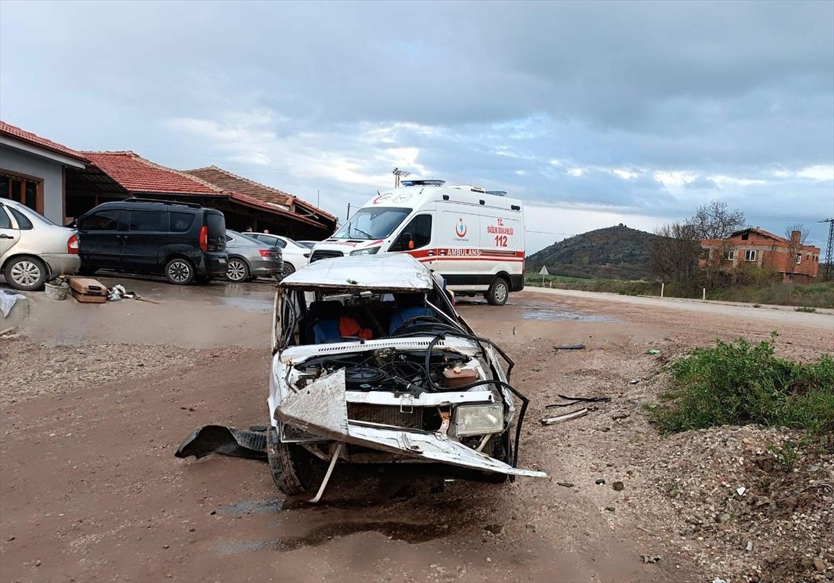 Sinop'ta devrilen otomobildeki 2 kişi yaralandı