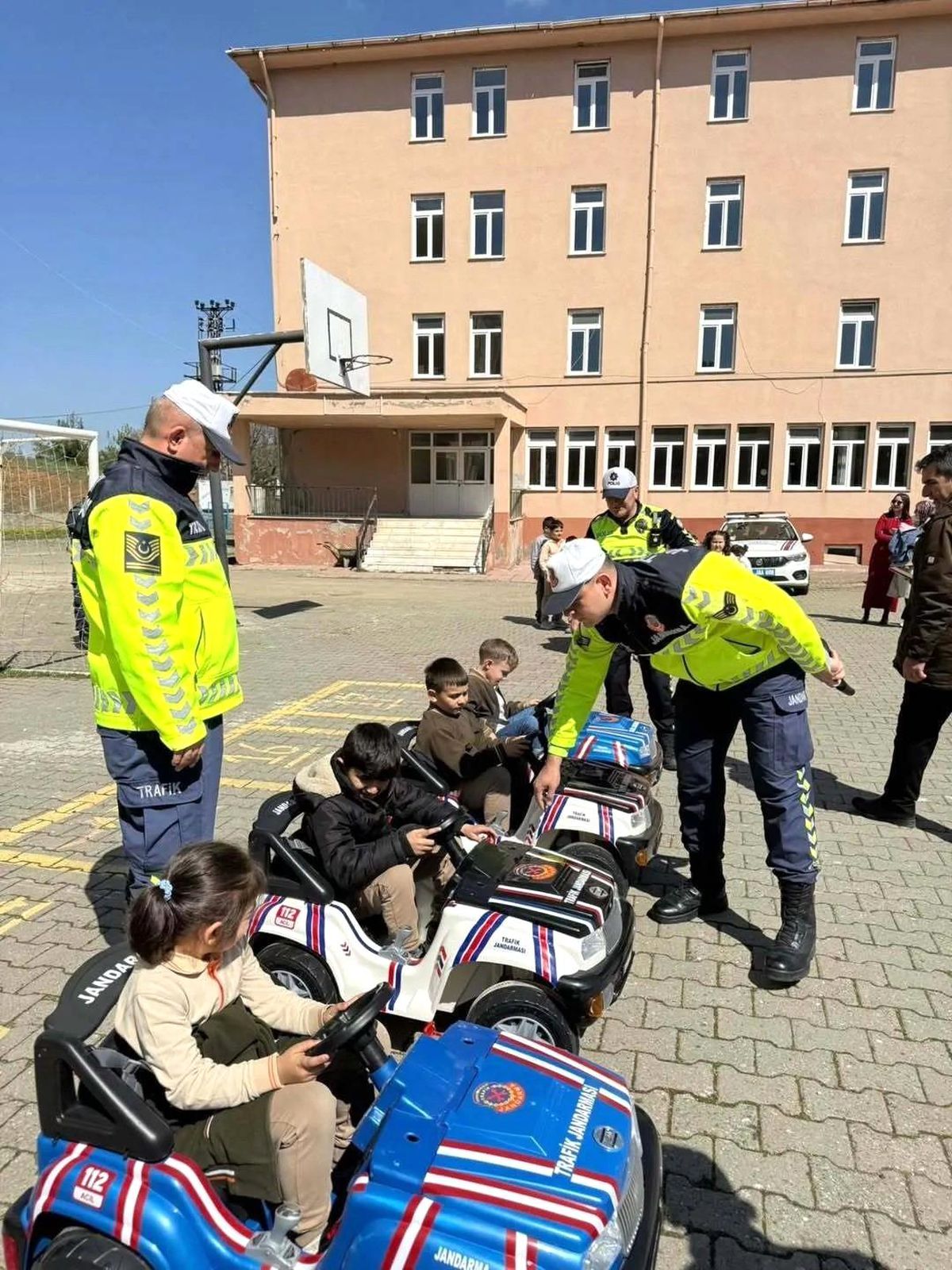 Sinop'ta minikler eğlenerek trafik kurallarını öğreniyor