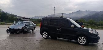 Sinop'ta otomobille hafif ticari aracın çarpıştığı kazada 3 kişi yaralandı