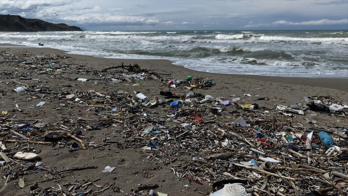 Sinop'ta şiddetli rüzgar sonrası sahilin bir bölümü çöple kaplandı