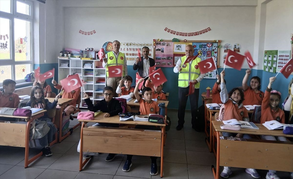 Sinop'ta THK'den öğrencilere Türk bayrağı