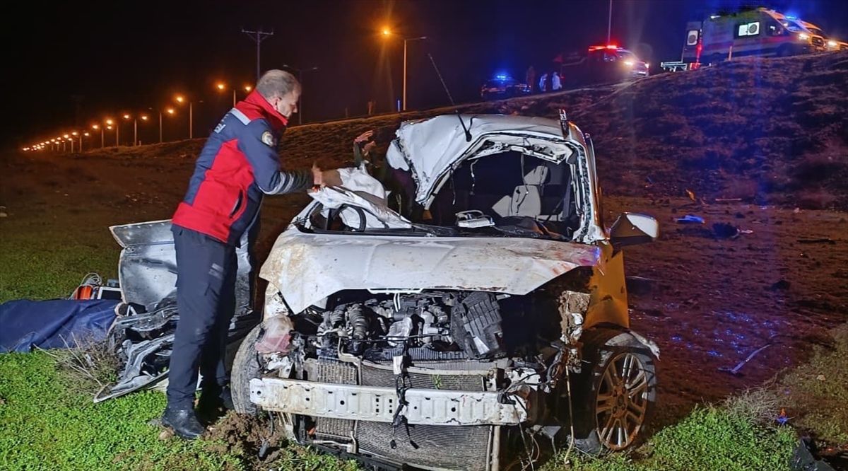 Şırnak'ta devrilen hafif ticari araçtaki 1 kişi öldü, 1 kişi yaralandı