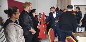 Şırnak'ta okul ziyaretinde bulunan sivil toplum kuruluşlarınca öğretmenlere ve öğrencilere çiçek verildi