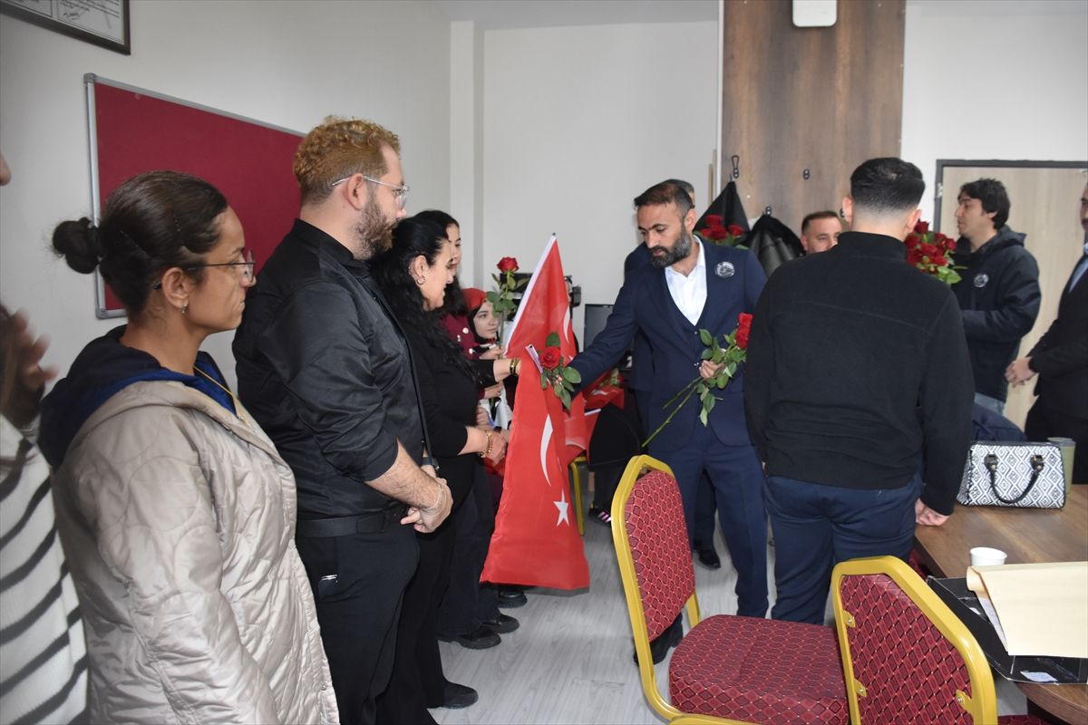 Şırnak'ta okul ziyaretinde bulunan sivil toplum kuruluşlarınca öğretmenlere ve öğrencilere çiçek verildi